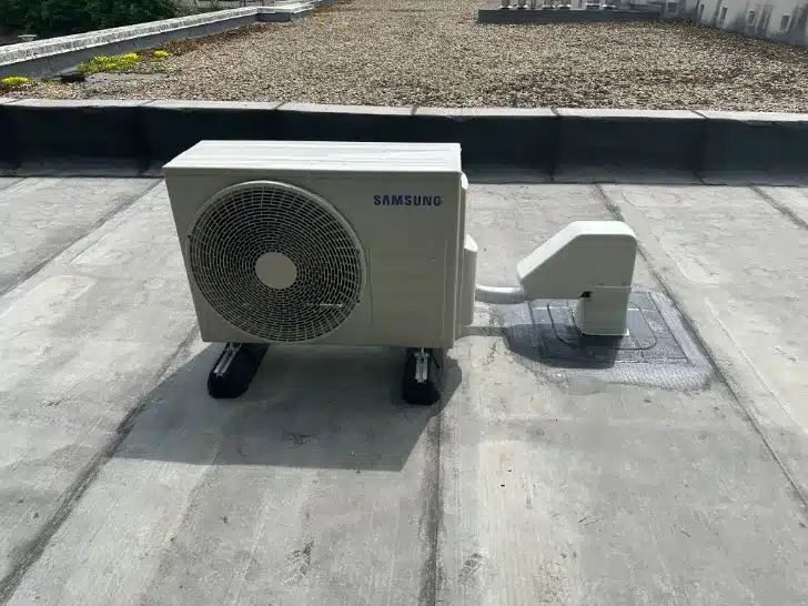 Unité extérieure Samsung installée sur toiture plate