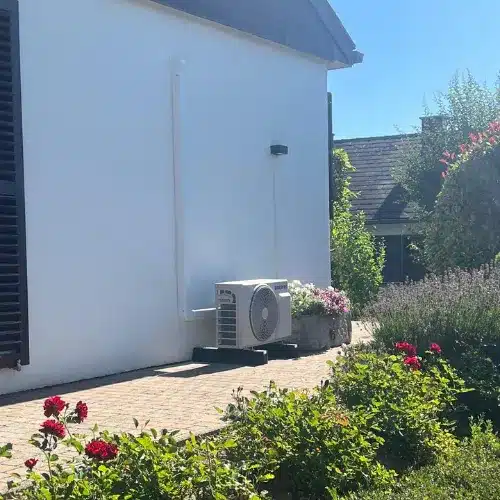 Unité extérieure installée dans un jardin résidentiel